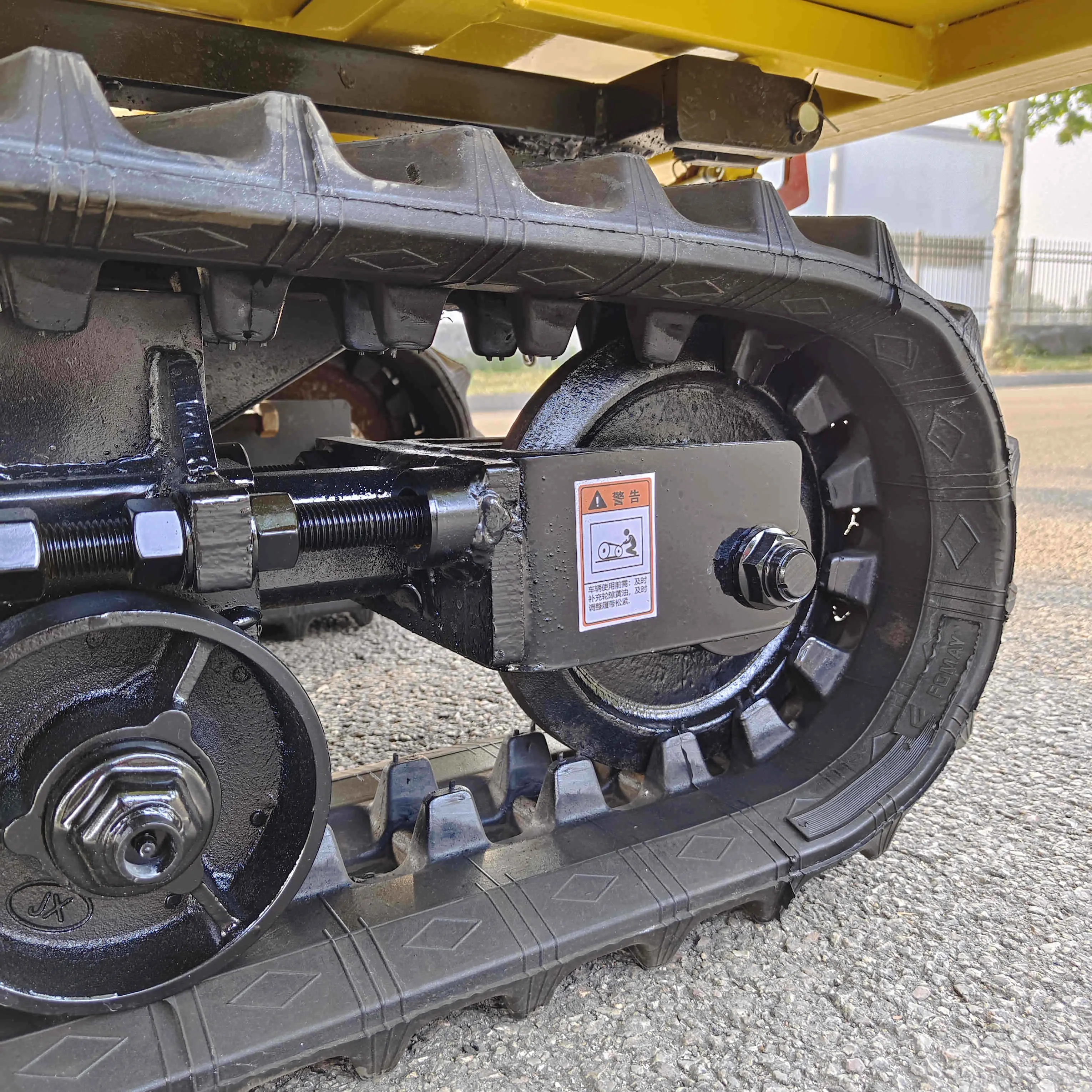 1吨爬山虎图片 农用小型履带运输车价格 微型爬爬车厂家 拉木材