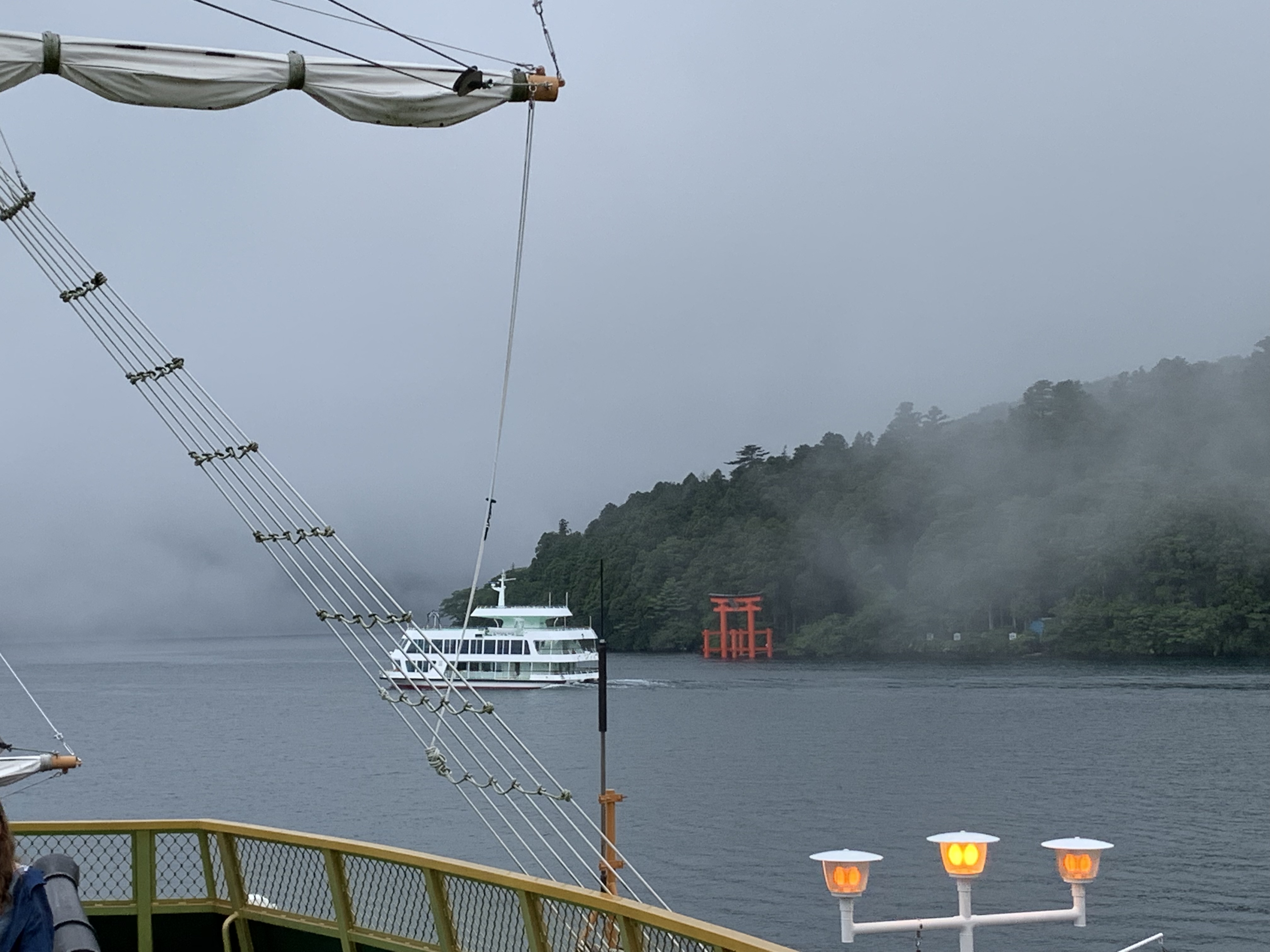 从船上看的视角,其实这神社真的是依山傍水,风水真的好