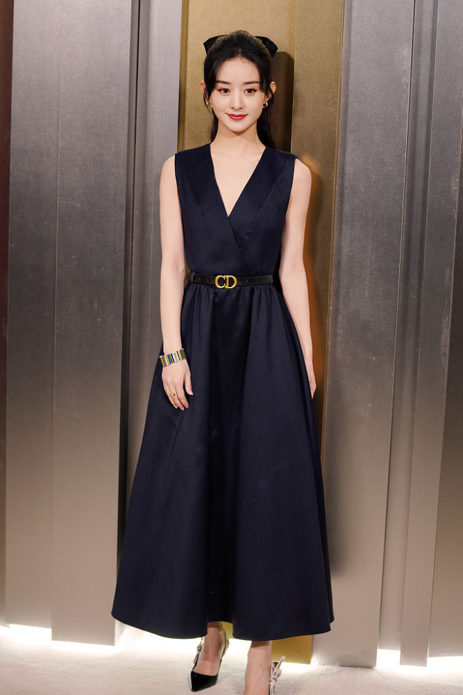 赵丽颖压轴亮相迪奥新品发布会 扎高马尾穿v领小黑裙高贵冷艳