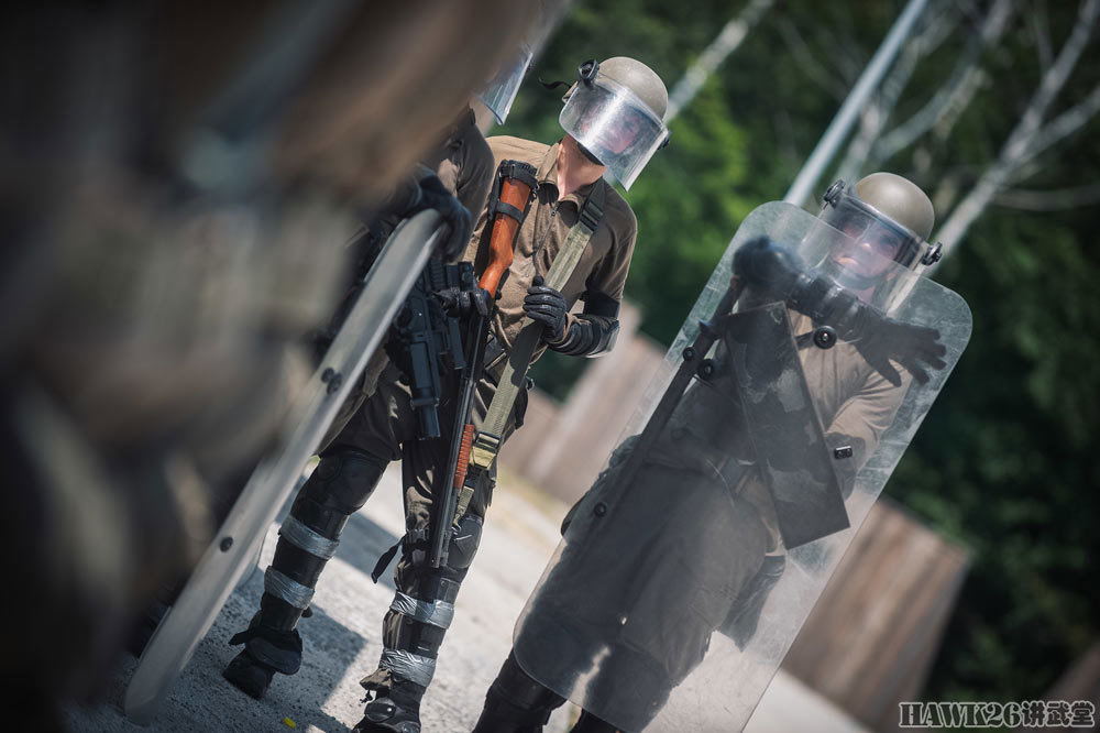 为了防止事态无法控制,现场的军警还配备了霰弹枪.