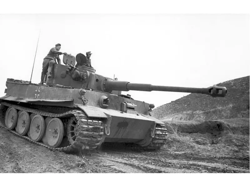 1941年5月,亨舍尔公司和保时捷公司分别提出了各自的设计方案,vk4501