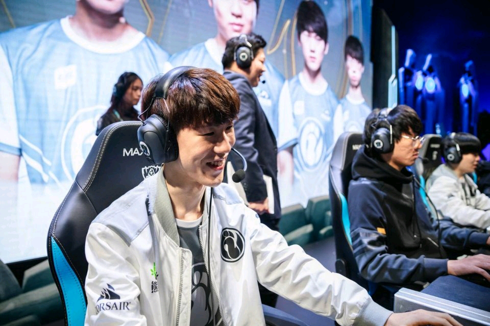 个人认为,theshy说最快明后年回国,但ig肯定不会轻