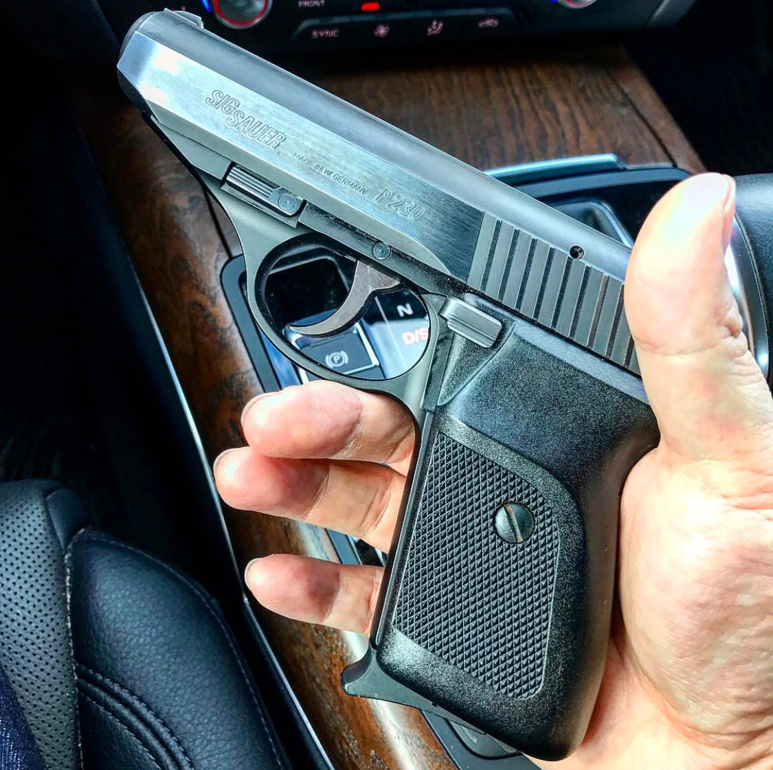 警察直呼内行sigp230手枪合集