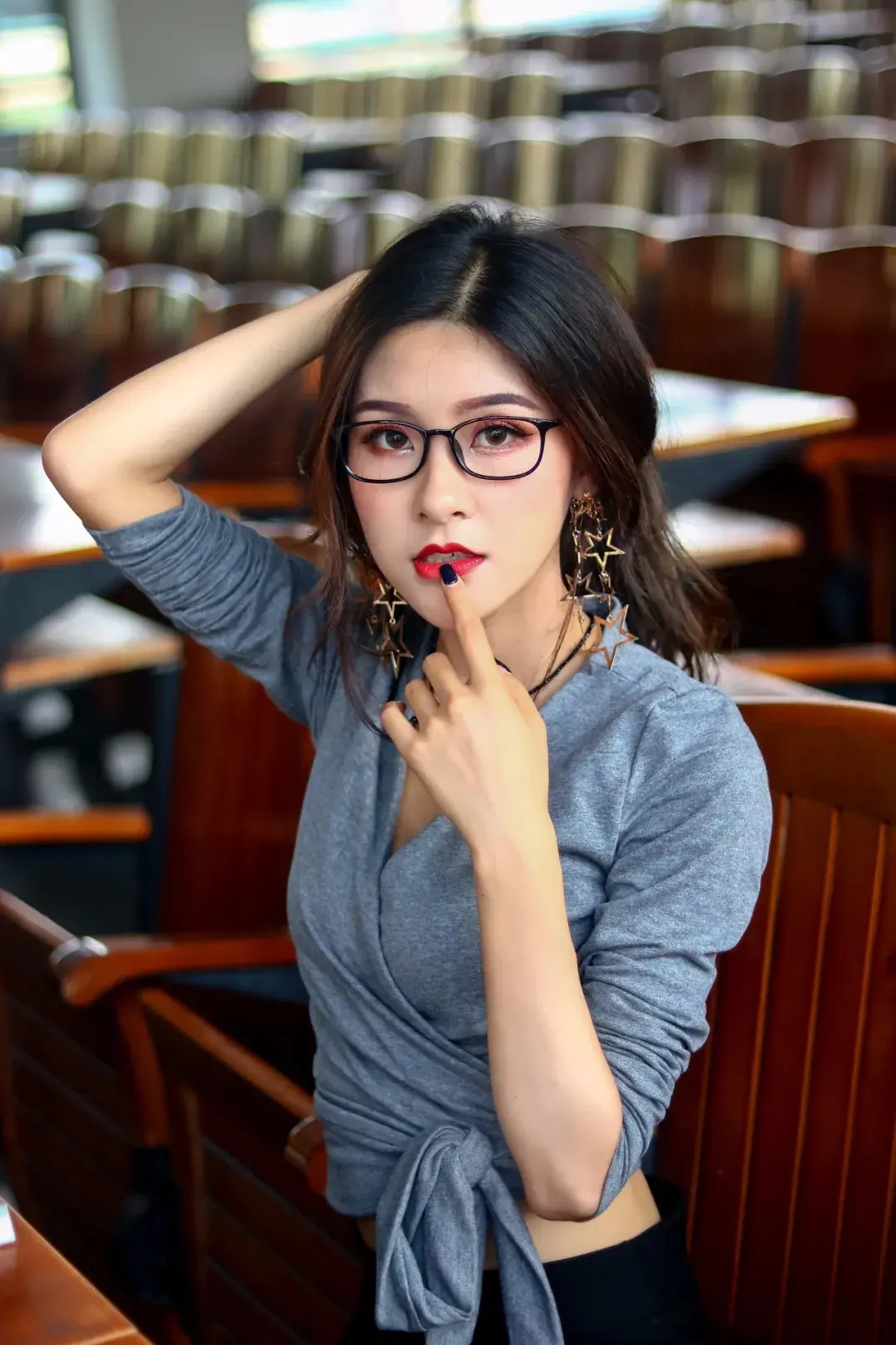 美女秀 | 同学,你昨晚为啥又翘课了呀! - 哔哩哔哩
