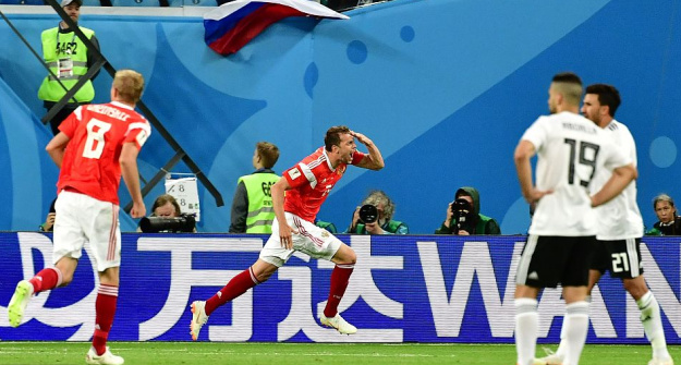 久巴向主帅切尔切索夫敬礼