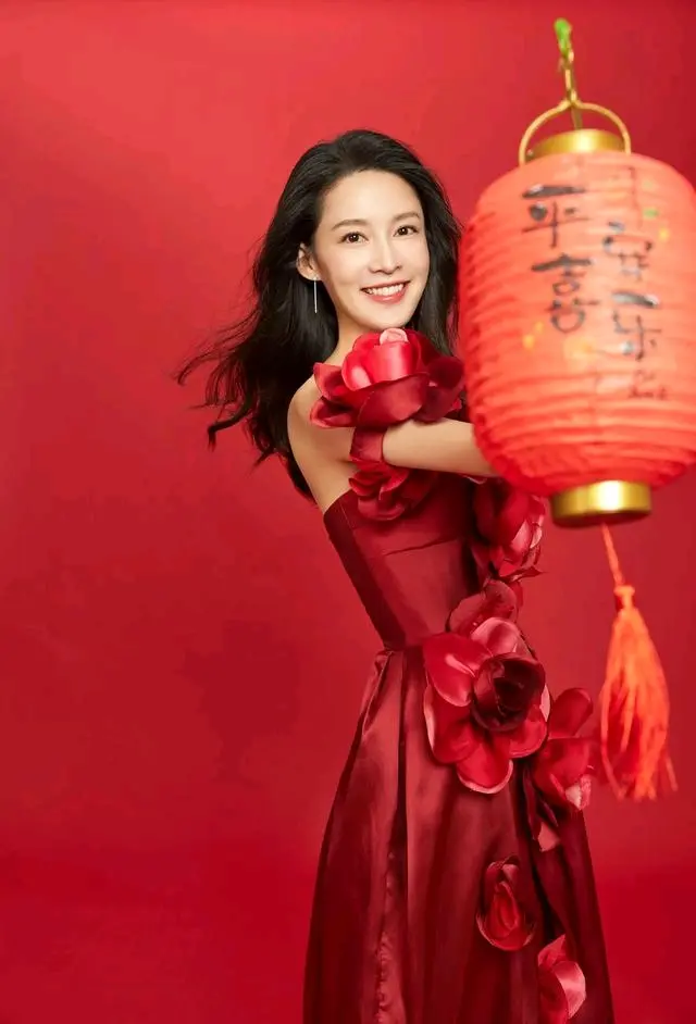 明星贺岁丨李沁演员 闪靓星图 兔年大吉 平安喜乐 - 哔哩哔哩
