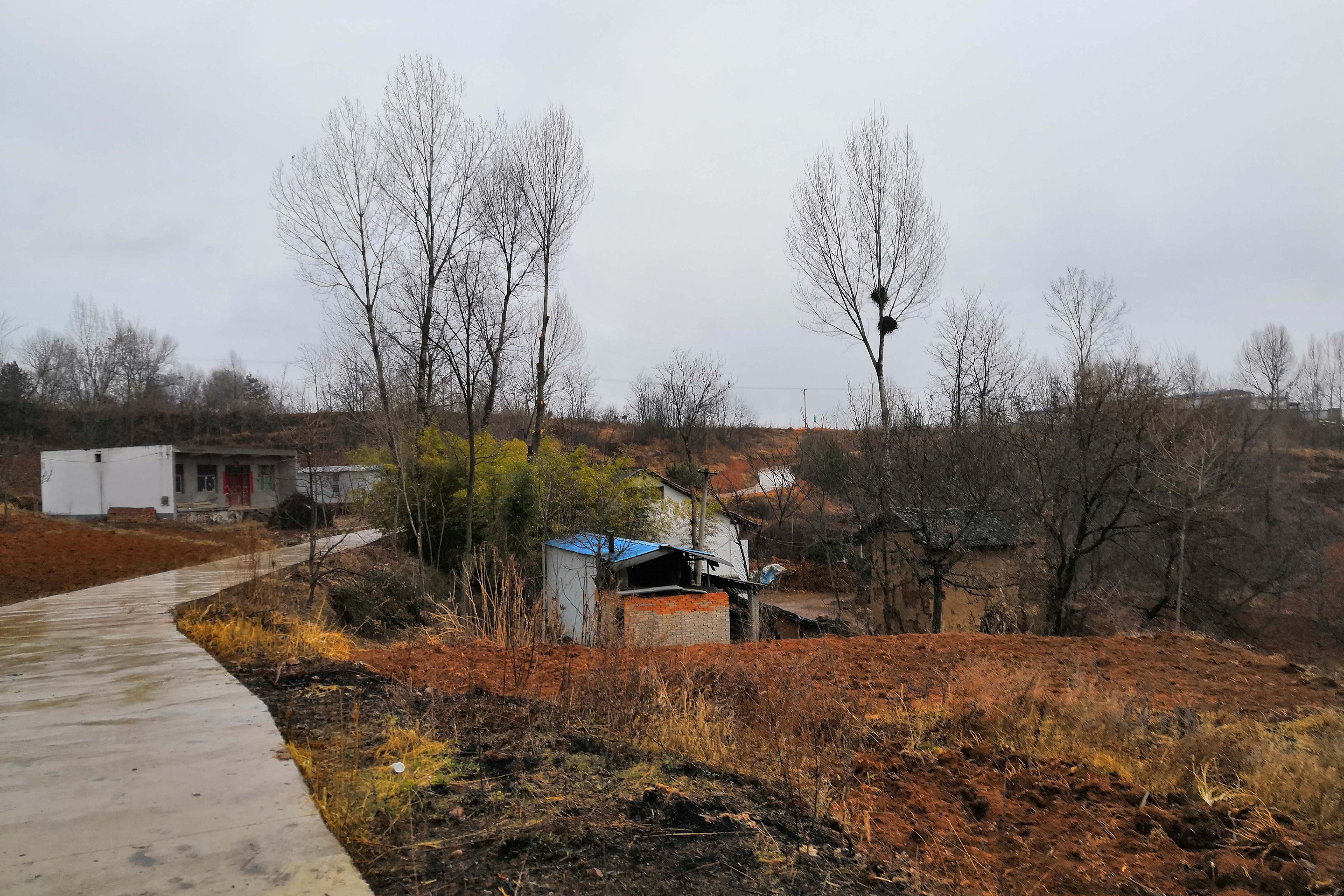 这就是陕西洛南县的农村现状，村民房子大多荒废，村子快要成无人区 - 哔哩哔哩