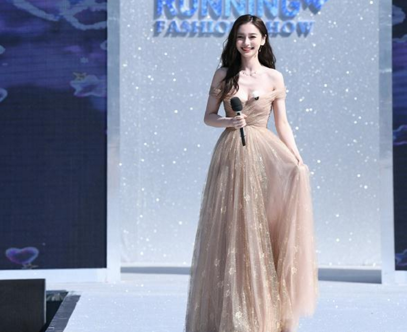 《奔跑吧》终于拿出杀手锏,angelababy肉色连衣裙,直角肩太迷人