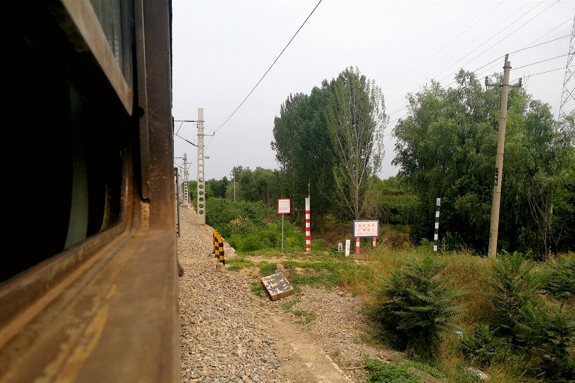 与全封闭的正线不同,辛泰线上,这样的小小道口十分常见蔺家楼站,遇到