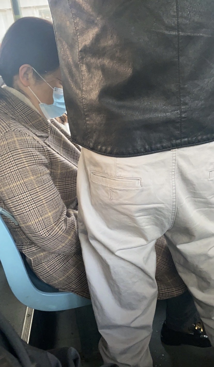 青岛公交偶遇咸猪手,网友拍下全过程