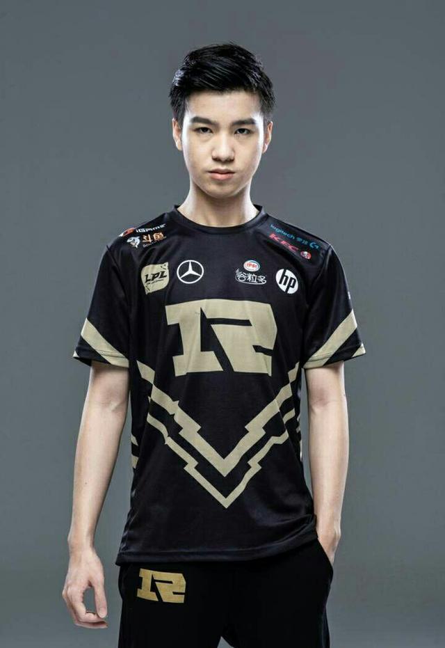 lol:rng定妆照公布,网友表示电竞王俊凯的颜值真不是盖
