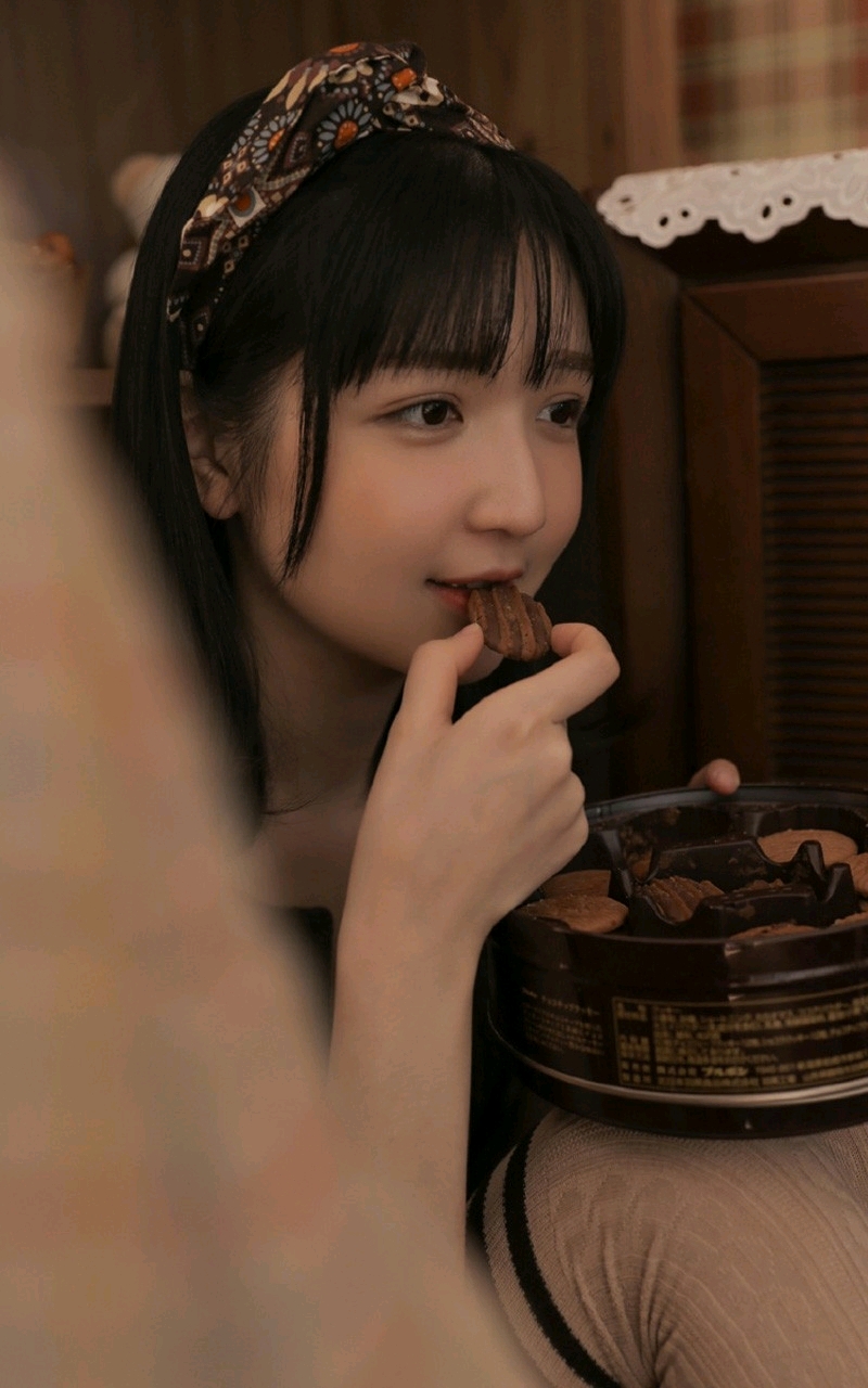 美女,这么吃饼干的姿势我还是第一次见,美女吃饼干的样子真美!