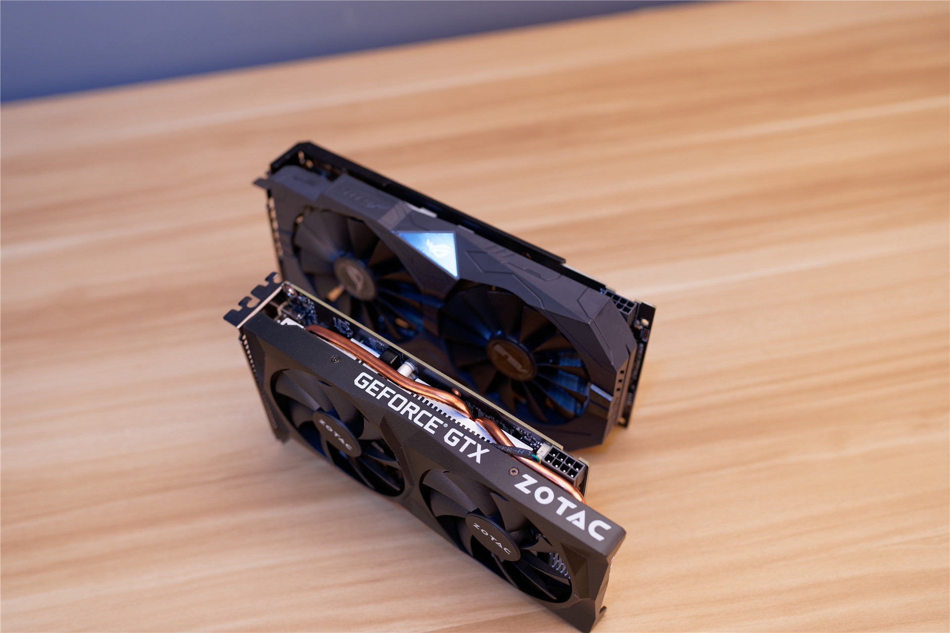 败家之眼的显卡顶部logo是带灯的