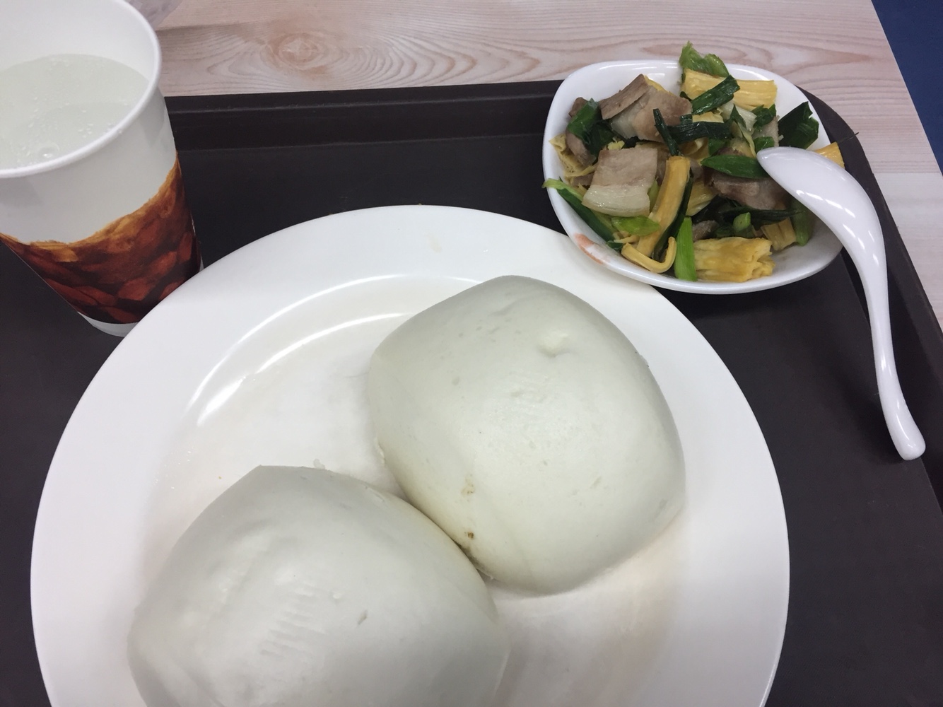 2个大馒头(看盘子就知道有多大了吧),2个全部吃完,一杯雪碧,五花肉炒