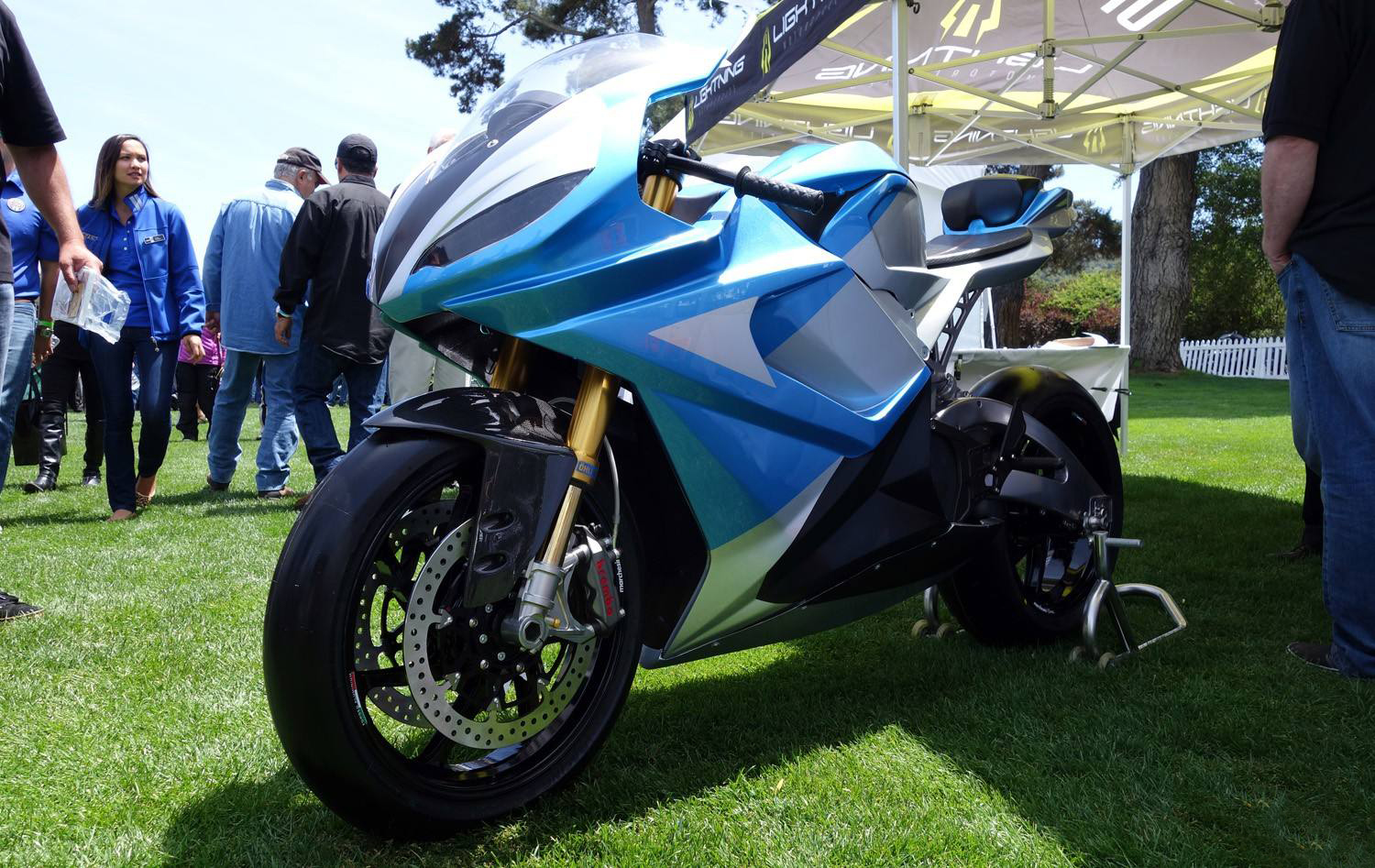 新款电动sur-ron lbx有效地填补了自行车和摩托车之间的空白.