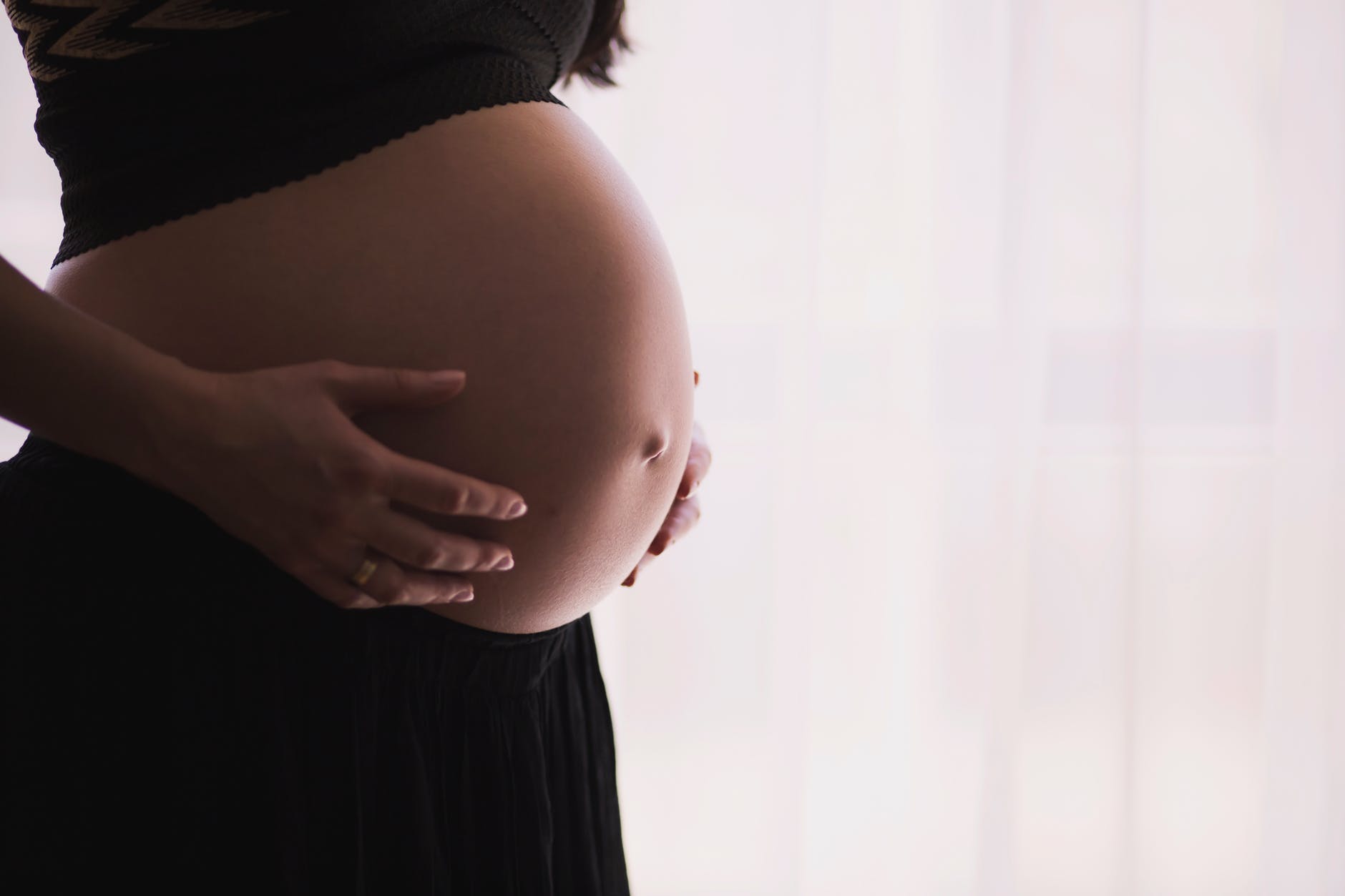 怀孕两个月的胎儿是多大图片（胎宝宝在手心里"长大"的过程，从第3周到第30周，变化很直观） | 说明书网