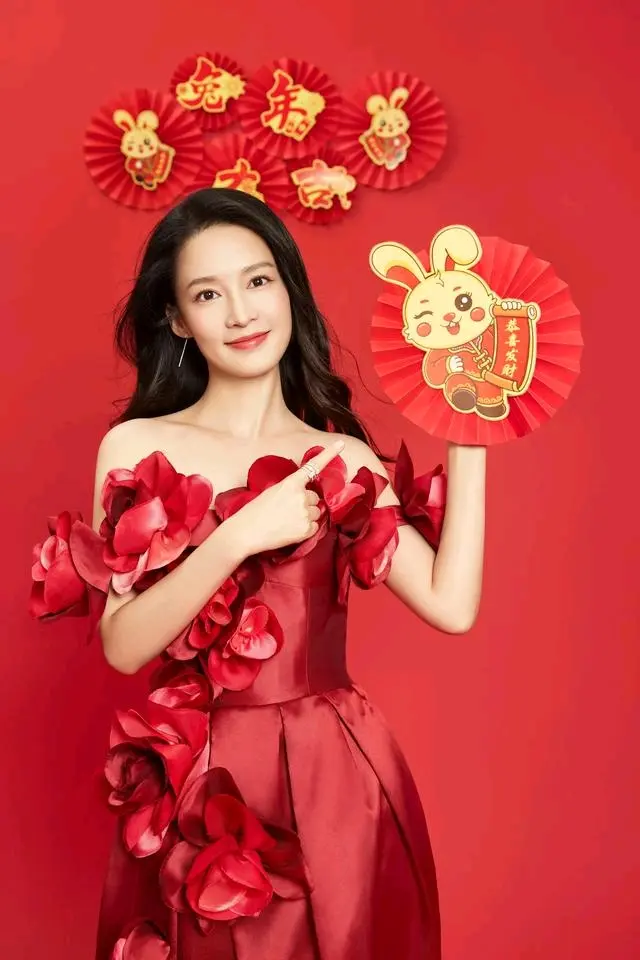 明星贺岁丨李沁演员 闪靓星图 兔年大吉 平安喜乐 - 哔哩哔哩