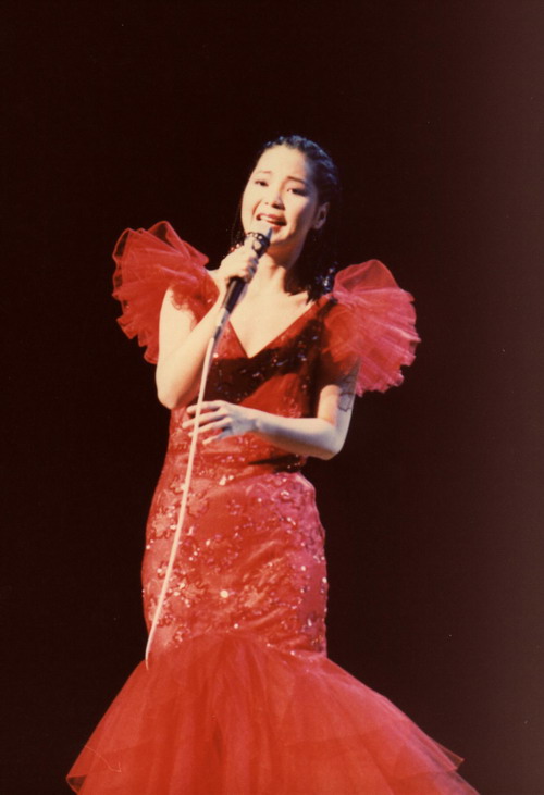 23岁邓丽君1976演唱会图片