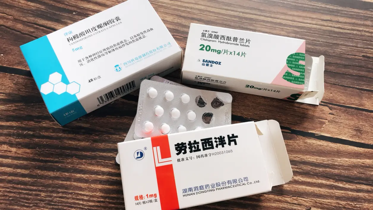 通过倾诉，感情宣泄，药物辅助开始积极治疗，开始吃抗抑郁的精神类药品。效果是有的，但是后遗症也是很明显