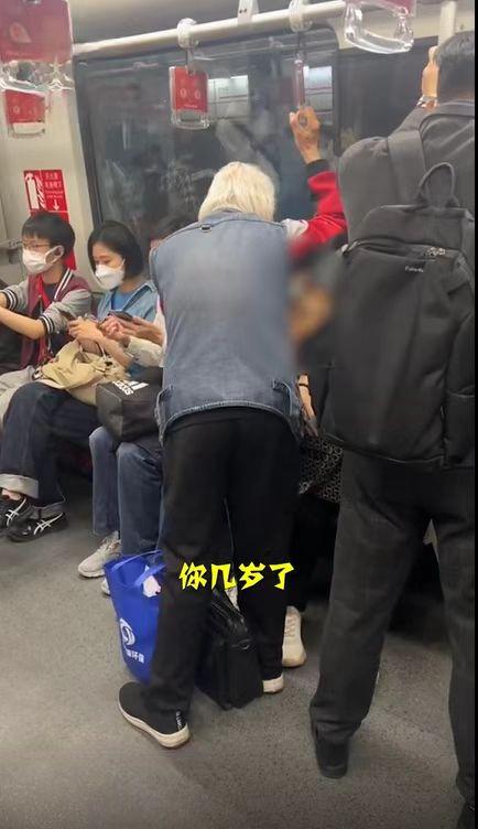 白发老人地铁强行抢座，揪起女子衣服将其拎起 哔哩哔哩 3525