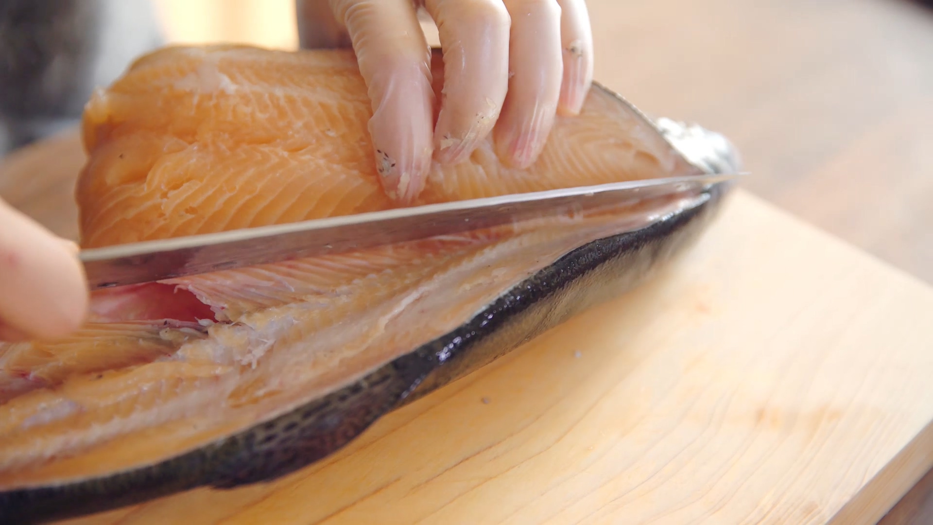 用一把尖刀从鱼背上划进去,顺着鱼骨,剔出鱼肉,之后挑出鱼背上的鱼刺