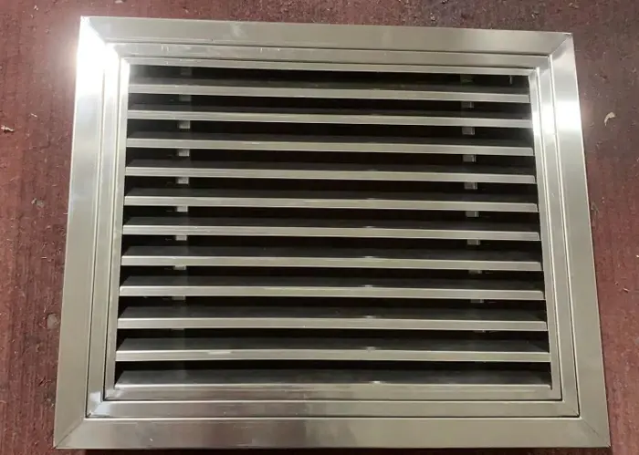 主要是为了方便拆卸维护,如果没有铰链的回风口,过滤网清洗需要用螺丝