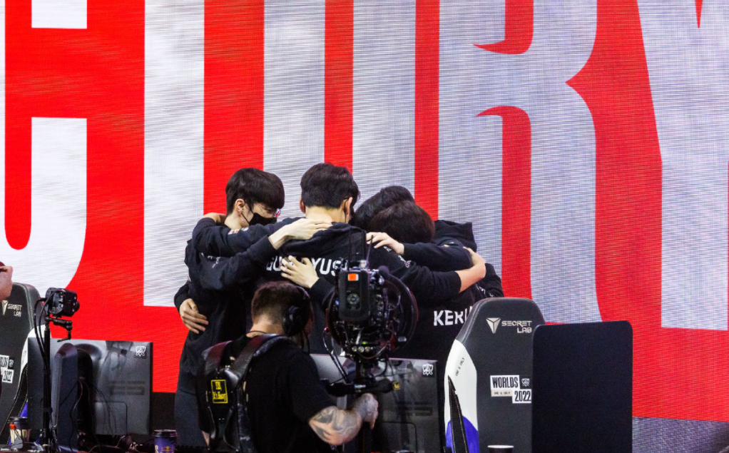 T1与Faker签约三年！老板发文致谢，LPL观众无奈：别再憋气了 哔哩哔哩