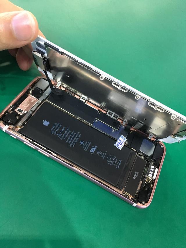美女保证原封没拆过的iphone7,购买后拆机发现里面有封条!