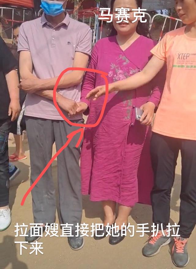 山东拉面哥走红后,是非多了,网友:"总有一些女粉丝过分热情"