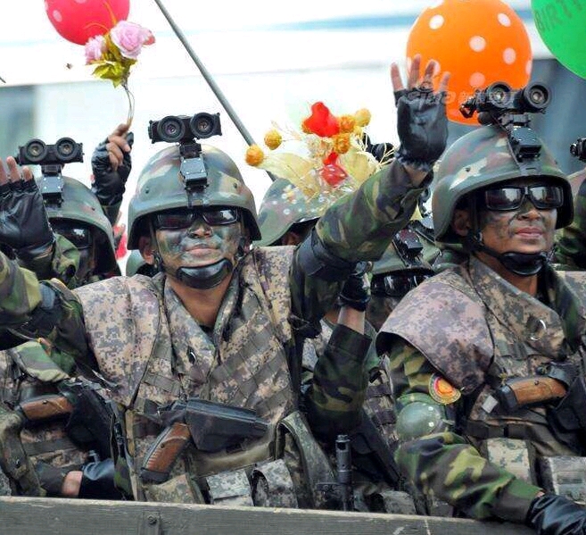 服装:迷彩服(色块见下图),高帮军靴,额头上架着一副墨镜,长发飘飘