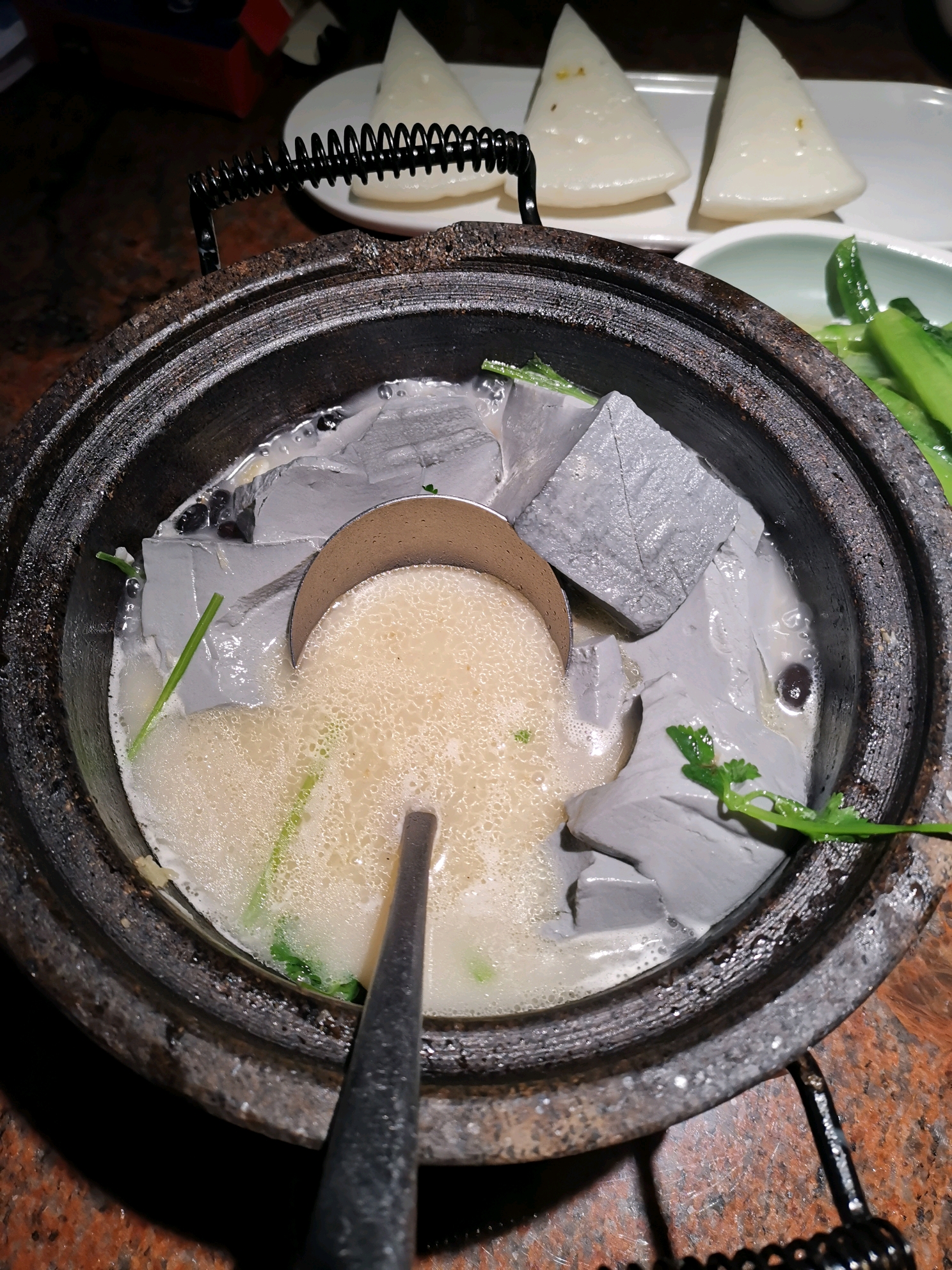 点了:冰川茄子,石磨黑豆腐,脆皮小刀