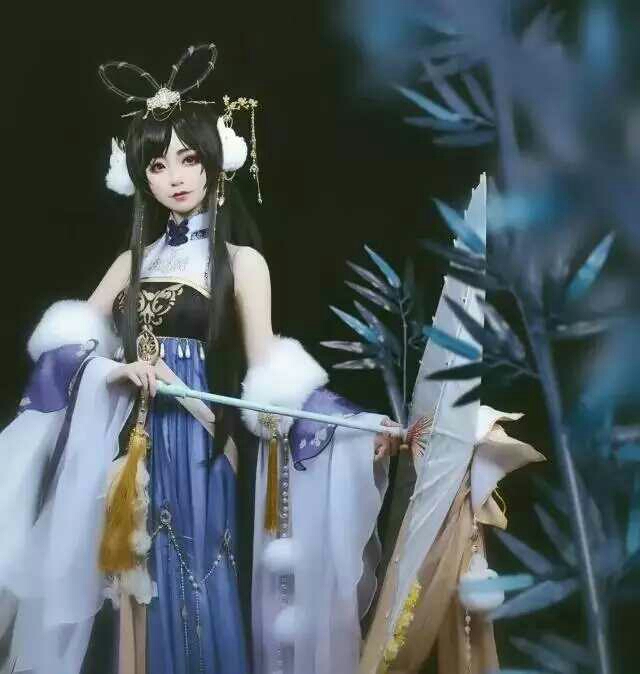 她倩影袅袅,弱柳扶风,一袭紫衣抹裙飘然而去 桥边石墩曾坐落她的身影