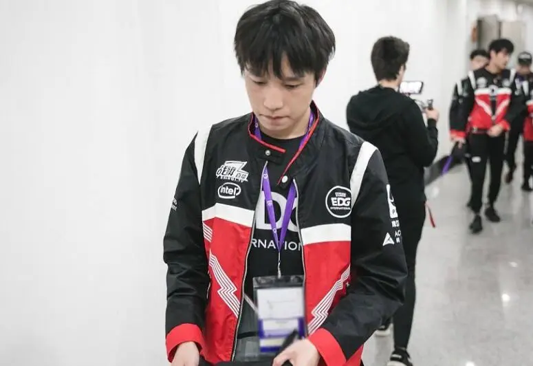 clearlove是原we战队打野选手,现役于edg,真名明凯,别名诺言,厂长,7酱