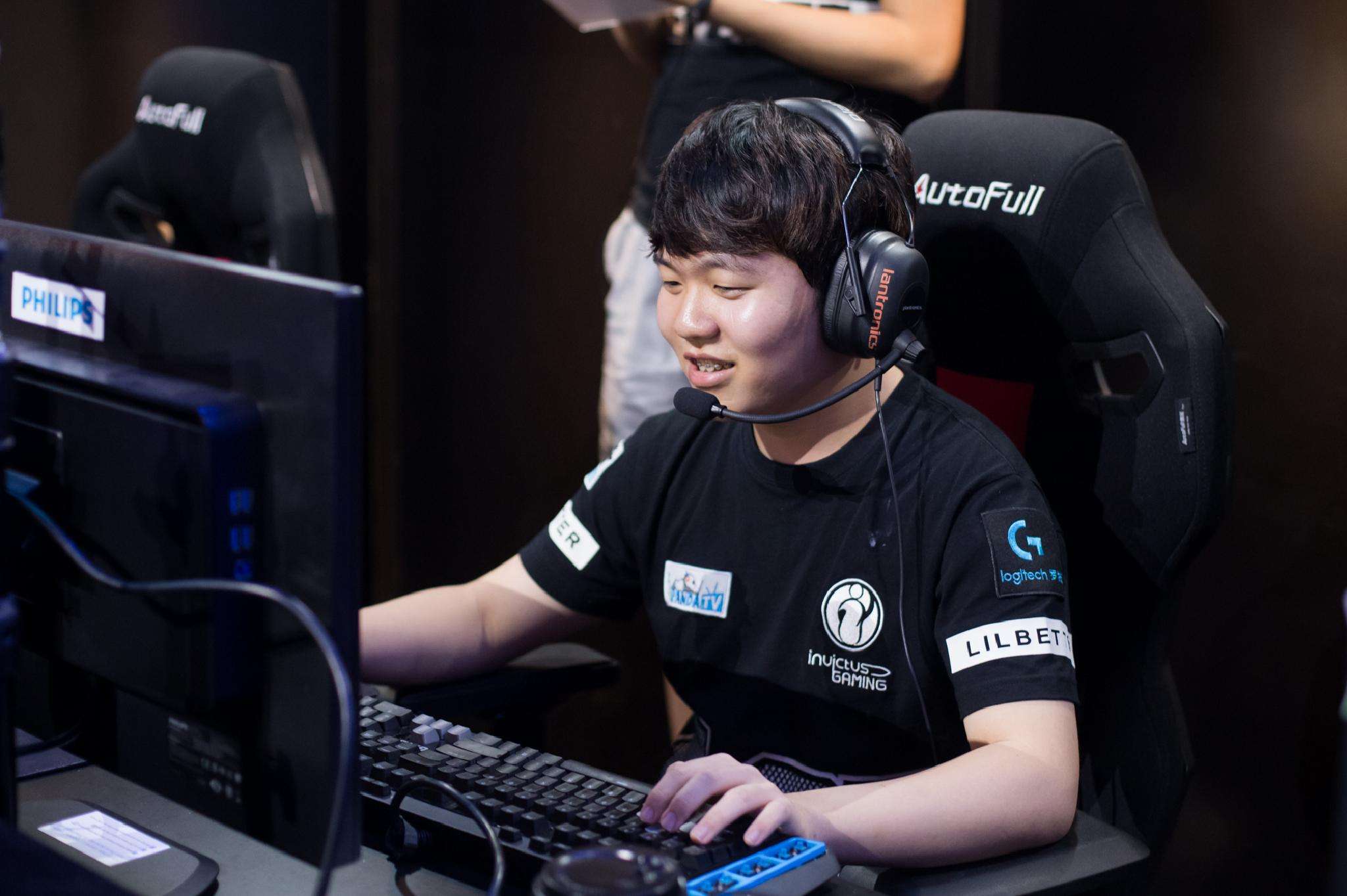 rookie:感谢大家的支持让我拿到了mvp,还会继续努力拿更大的奖杯