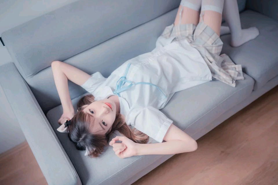 jk制服沙发上的jk少女