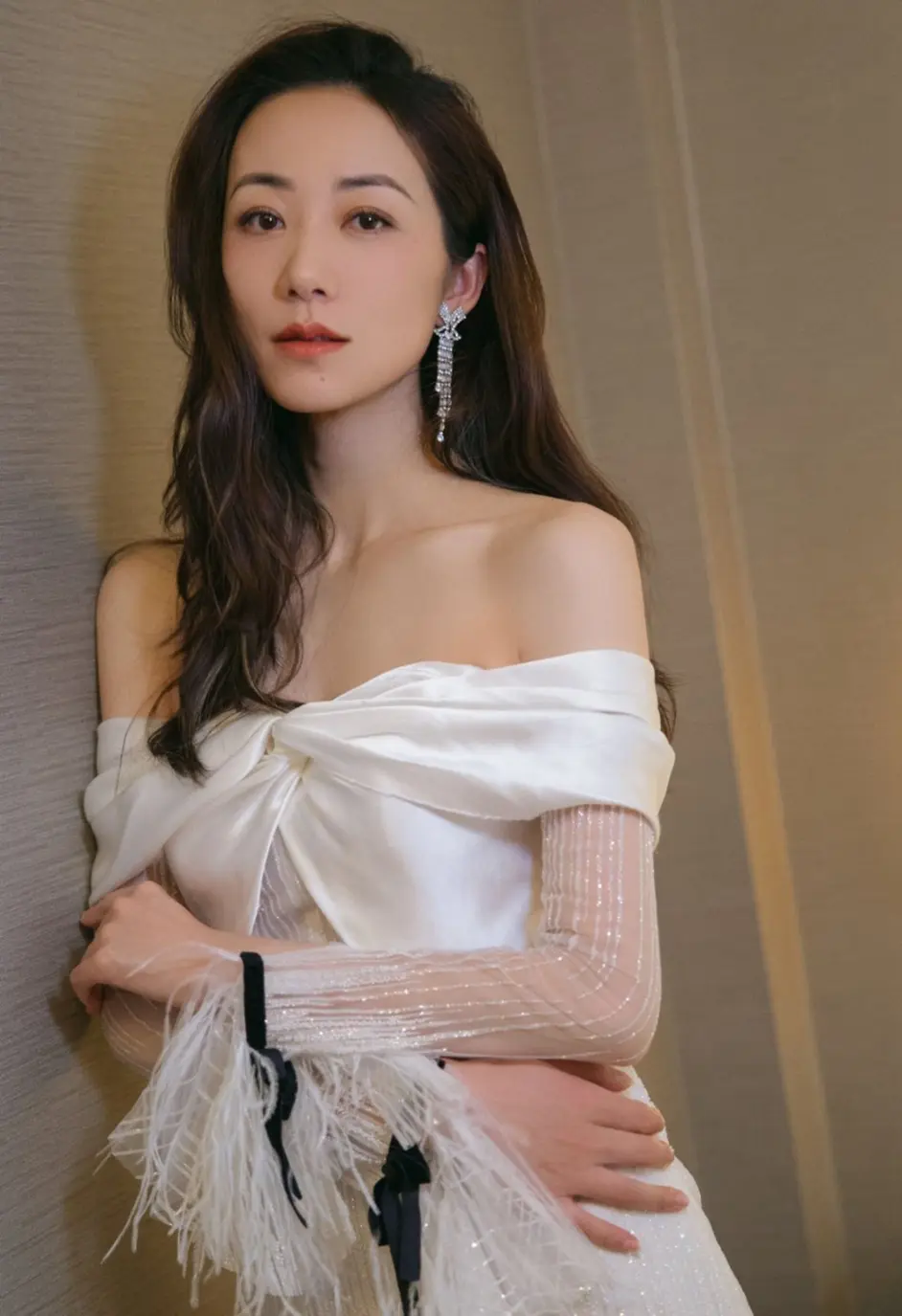 韩雪一身露肩白衣高冷气质写真 - 哔哩哔哩