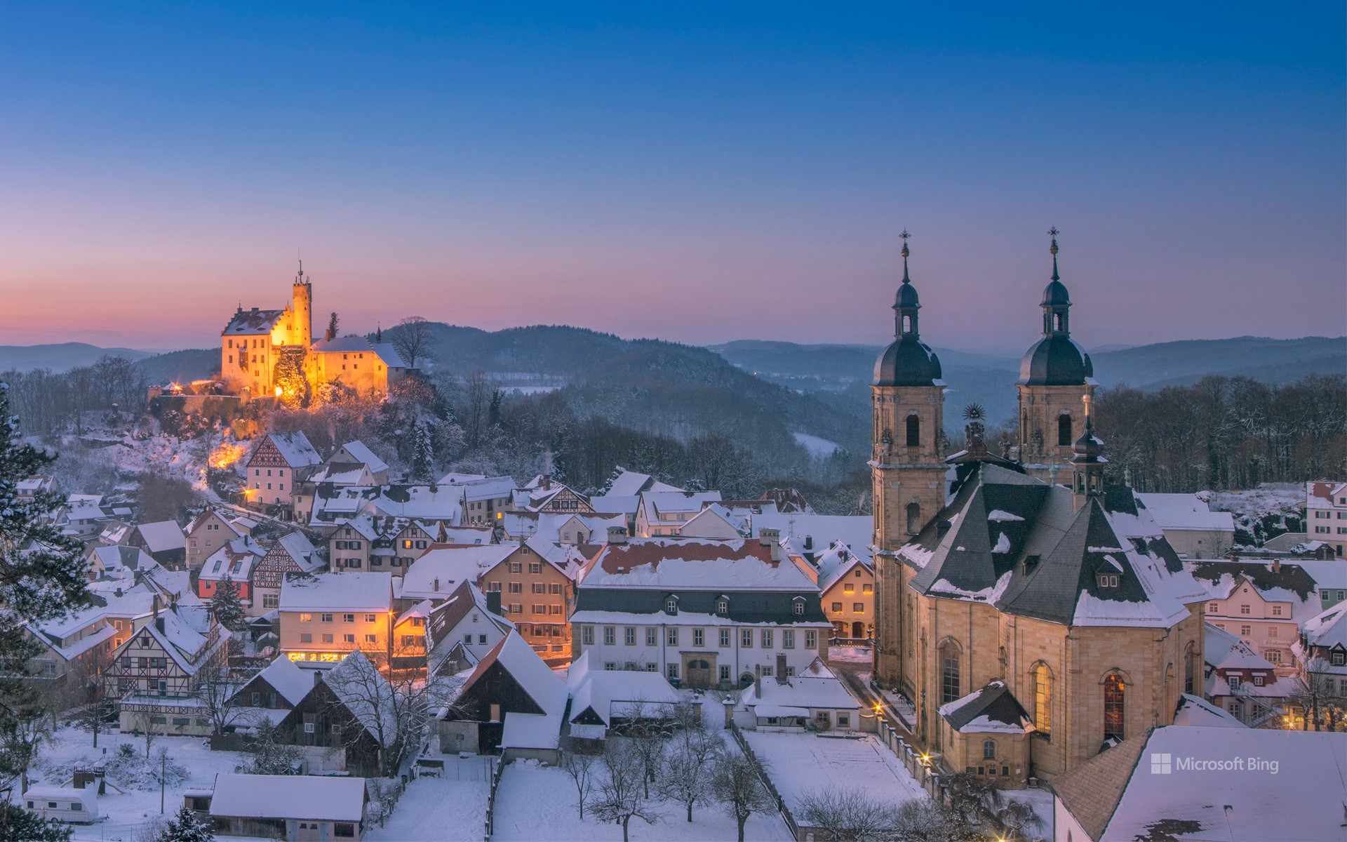 必应壁纸 20210103 远眺格斯韦因斯泰因村和格斯韦因斯泰因城堡