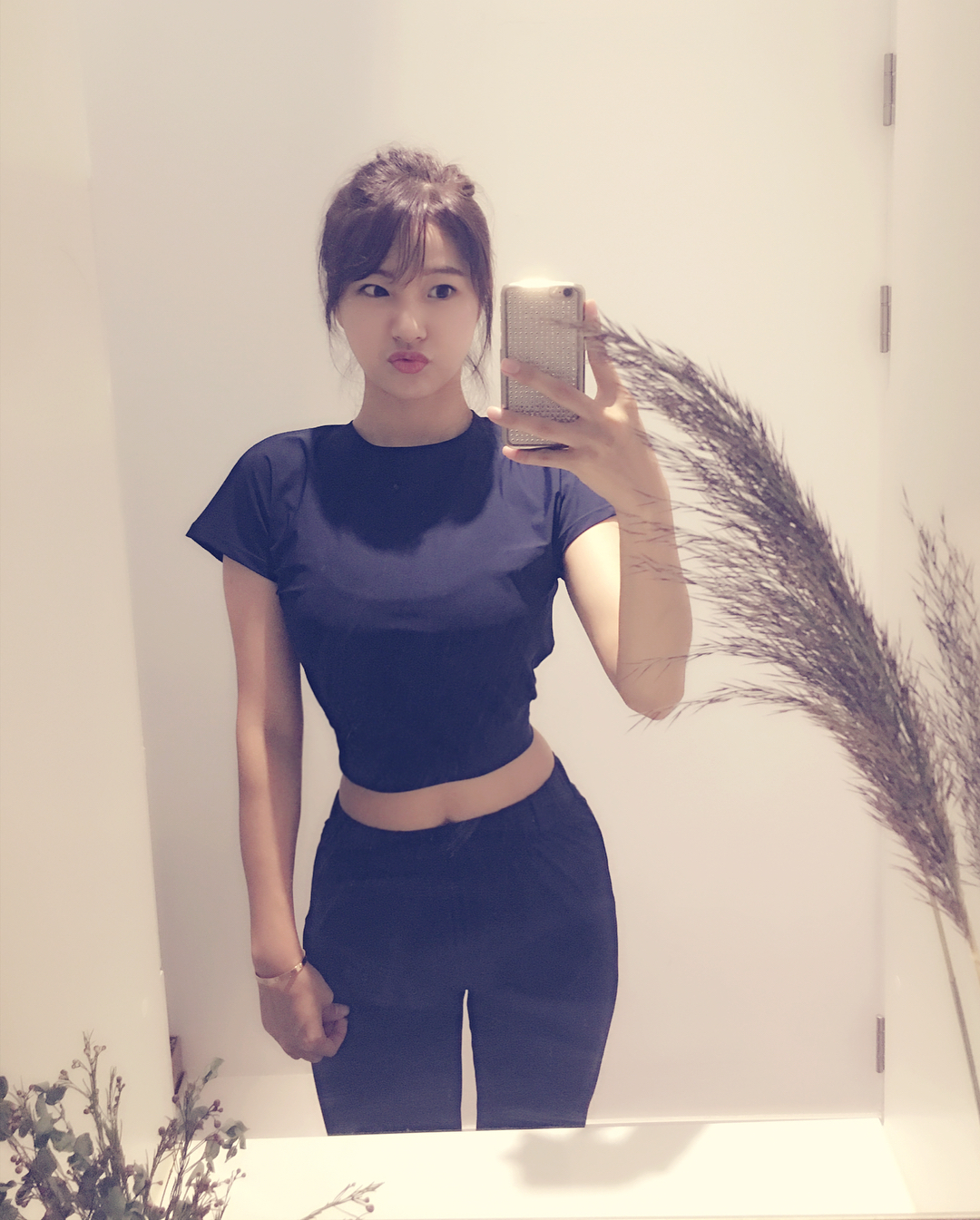 健身细腰美女图片-瘦腿细腰美女-无上衣女子健美图片(38p)