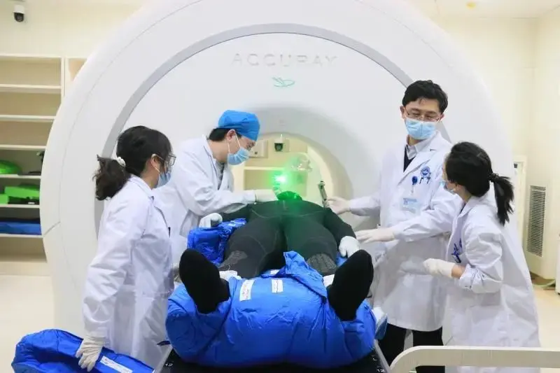 多主张采用联合化疗，应对患者进行彻底检查，以排除内脏组织及血液系统的散播。