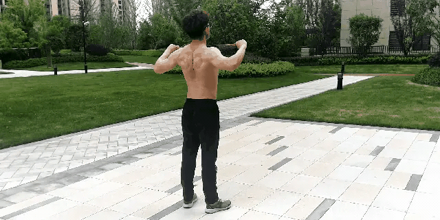 上班太忙没时间在家也能用一条毛巾打造背部倒三角