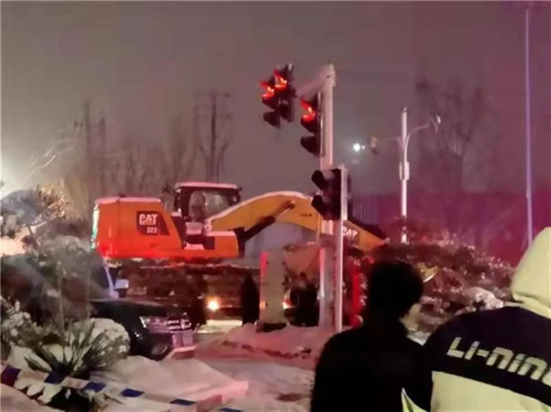 郑州一越野车撞电动车冲入商铺1死8伤 司机被控制_手机新浪网