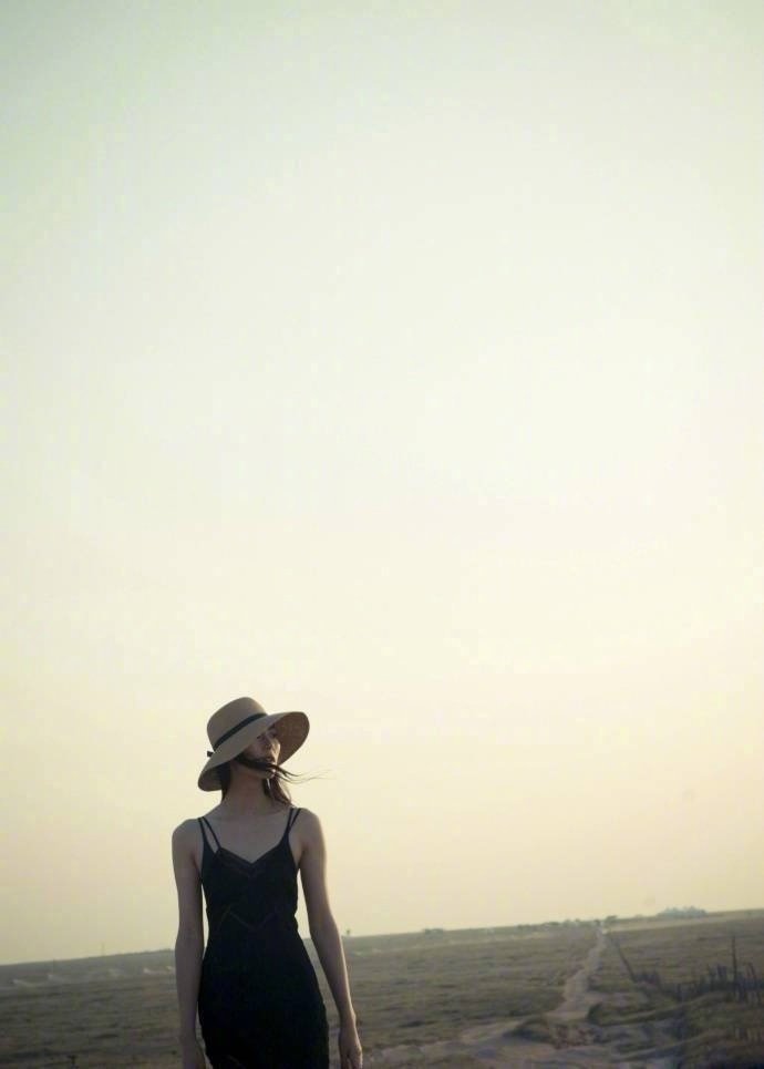 话下~怎样拍出漂亮的半边脸照片,大表姐刘雯为大家示范了旅行照的正确