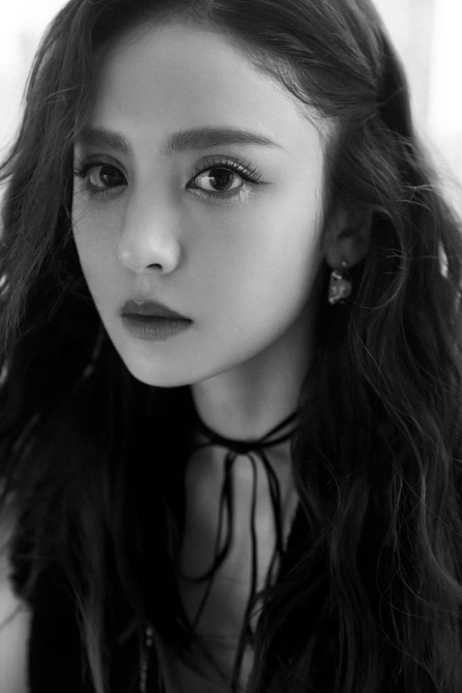 古力娜扎黑白质感大片搭长卷发又美又飒