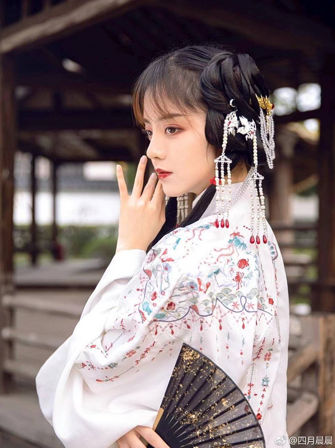 00后女孩穿汉服还原四大名著美人,人民网点名称赞