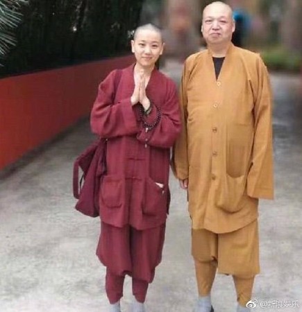 《还珠格格》小鸽子长大了!**脸变女神却剃发出家!剃度照曝光网友泪崩