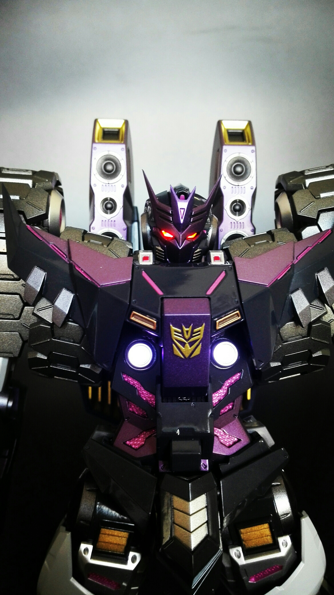 在idw漫画中由于威震天转投了博派,视威震天为偶像的塔恩信念崩溃