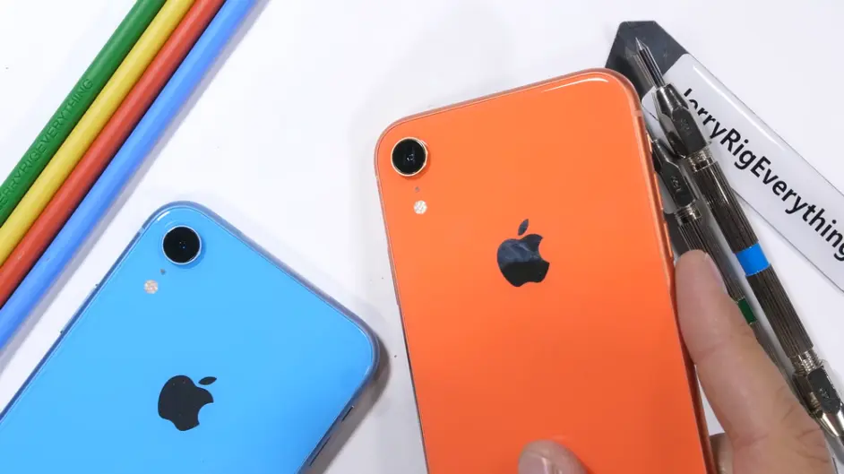 Iphone Xr耐划测试 镜头有蓝宝石加持 边框表现一般 哔哩哔哩
