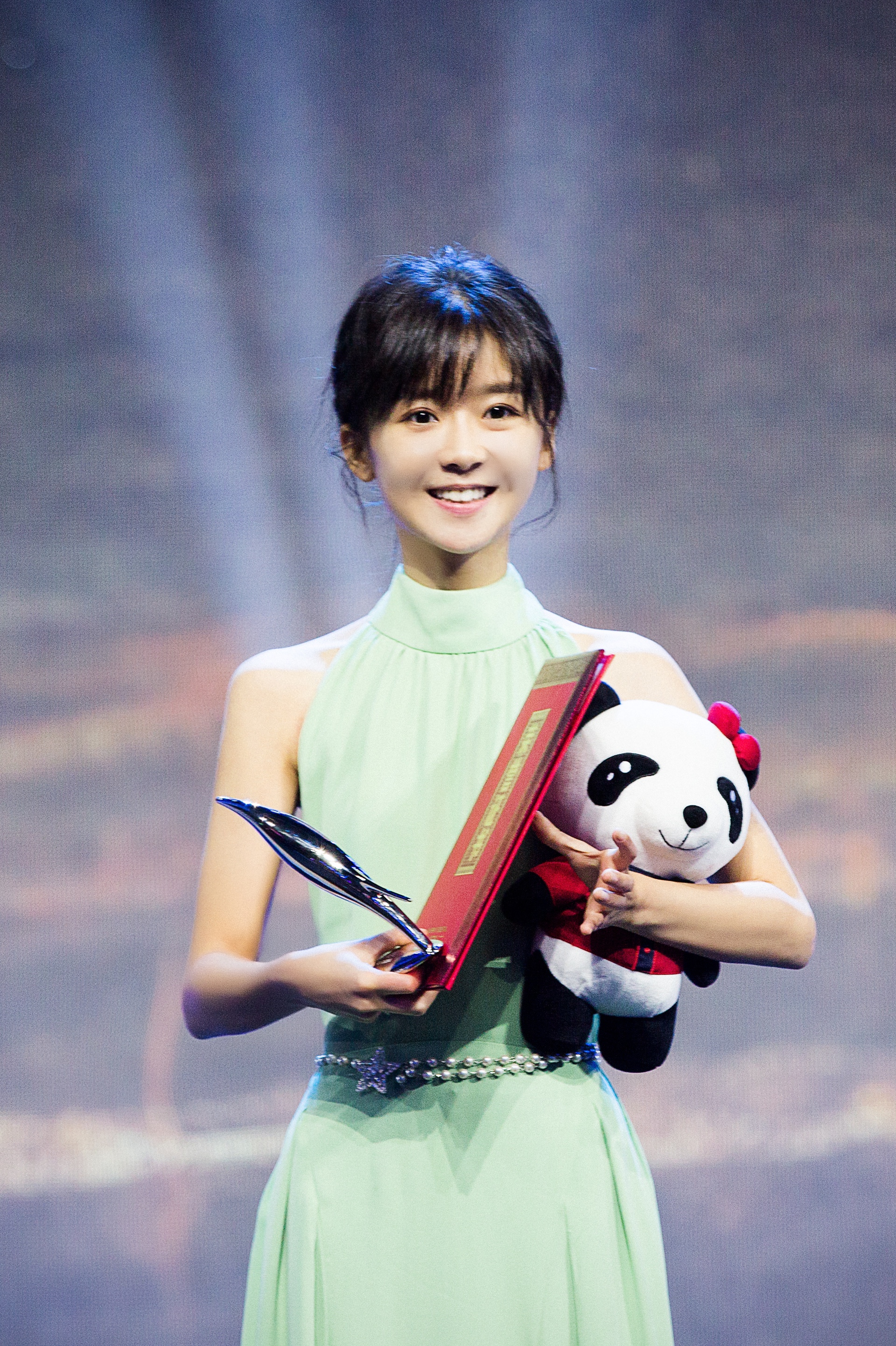 宋伊人亮相中国电视好演员盛典 斩获网剧组最佳女演员奖