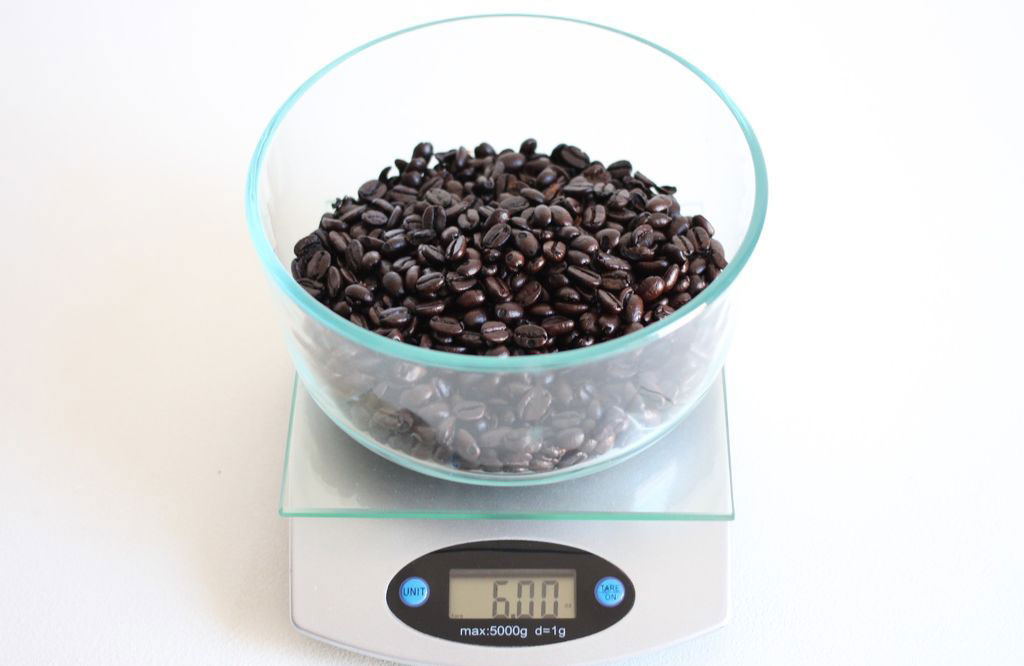 将咖啡豆磨成咖啡粉,研磨度比法压壶稍细点