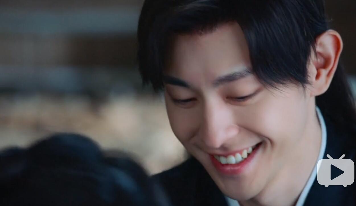 过了好一会,他笑了一声:"叔父说了要抱恩的!